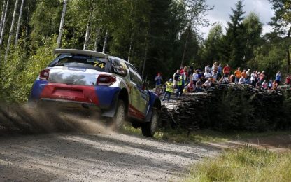 Kubica sradica un albero in Finlandia e prosegue la corsa