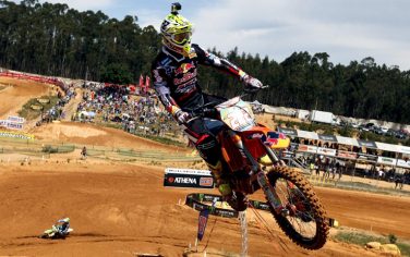 epa03688360 Italian rider Antonio Cairoli in action during the MX1 race of the Motocross MX1 Grand Prix of Portugal in Agueda, Portugal, 05 May 2013.  EPA/PAULO NOVAIS
