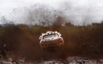 La macchina nel fango: la Dakar tra adrenalina, colore e incidenti