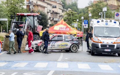 Tragedia al Rally, auto sulla folla: un morto 