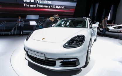 Porsche, la Panamera ibrida incanta Parigi