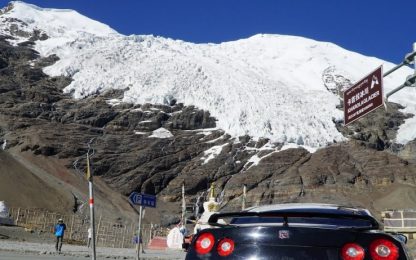 Nissan GT-R arriva al campo base dell'Everest
