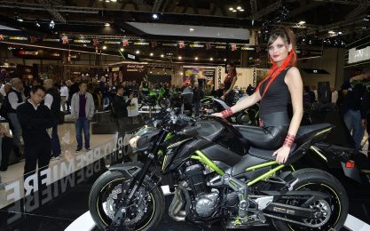 Donne e motori: show delle due ruote a Eicma 2016