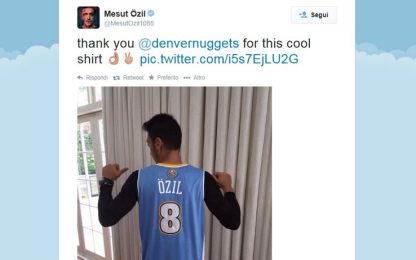 Nel segno dell'8: Denver regala la maglia del Gallo a Ozil