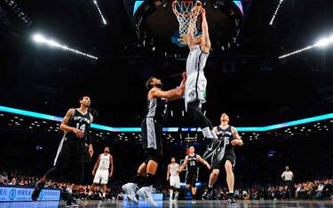 nets_spurs_belinelli_getty