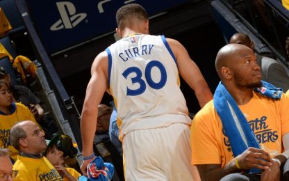 Warriors in ansia per Curry, fuori per problemi al ginocchio destro