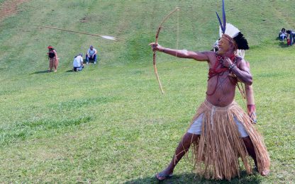 Il Brasile cerca arcieri, pronti gli indios dell'Amazzonia