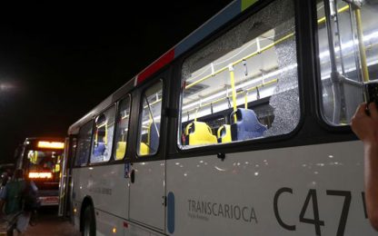 Rio, attacco al bus dei giornalisti: un ferito