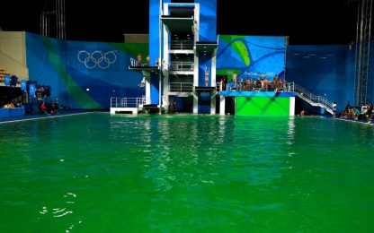 Acqua verde nella piscina dei tuffi, le lamentele degli atleti