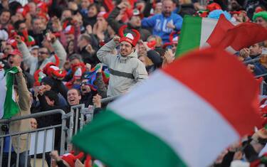 Italia-Francia: trova 800 euro, li consegna alla polizia
