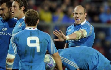 BRESCIA, ITALY - NOVEMBER 10:  Sergio Parisse of Italy (R) gestures during the international test match between Italy and Tonga at Mario Rigamonti Stadium on November 10, 2012 in Brescia, Italy.  (Photo by Claudio Villa/Getty Images)