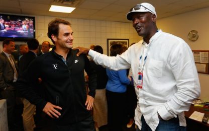 Federer show: colpo sotto le gambe davanti a Michael Jordan