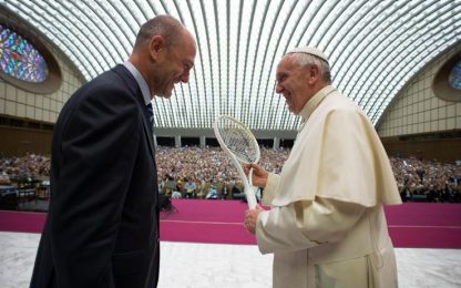 Una racchetta per il Papa. "E' vestito come un tennista"