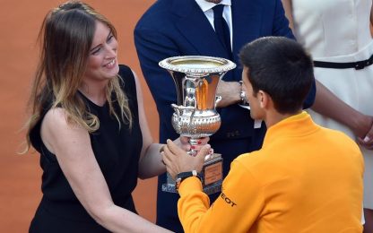 Djokovic passeggia su Federer. Sharapova regina di Roma