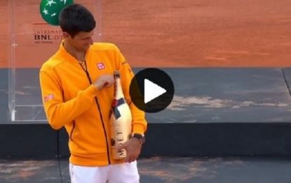 Djokovic, festa con incidente: tappo di champagne sul naso