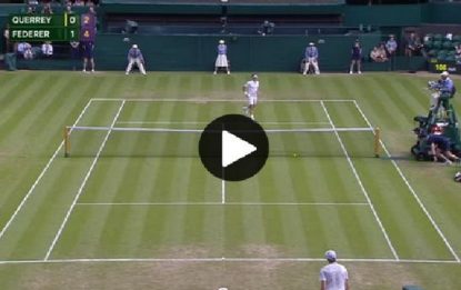 Federer incanta Wimbledon: pallonetto da urlo