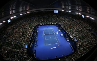 Australian Open, tifosa cade dagli spalti: match interrotto