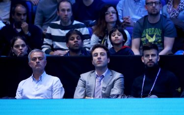 LONDON, ENGLAND - NOVEMBER 13:  Gerard Pique of Barcelona and Jose Mourinho, manager of Manchester United watch the men's single match between Novak Djokovic of Serbia and Dominic Thiem of Austria on day one of the ATP World Tour Finals at O2 Arena on November 13, 2016 in London, England.  (Photo by Clive Brunskill/Getty Images)