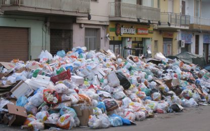 Palermo invasa dai rifiuti, tornano i roghi