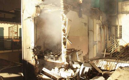 Napoli, esplosione in un appartamento. Tre feriti