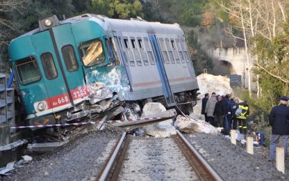 Sassari, treno deraglia: morto il macchinista