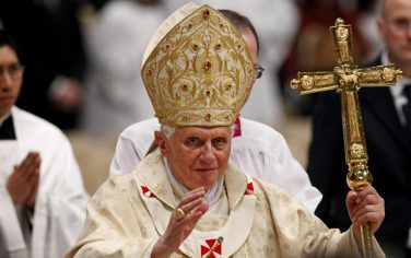 20091224 - ROMA - REL - PAPA: RINUNCIAMO ALLA VIOLENZA, ARMI SIANO VERITA' E AMORE. Papa Benedetto XVI ieri sera durante la celebrazione della Santa Messa di Natale. ''Rinunciamo alla violenza, e usiamo solo le armi della verita' e dell'amore'': lo ha detto papa Benedetto XVI durante la messa della notte di Natale a S. Pietro, invitando a ''guardare Dio'', e ad imparare da lui ''la bonta'' e ''l'umilta'', ''vera grandezza''. Un ennesimo appello alla pace, che si esprime, a Natale, nell'immagine di Dio che si fa presente agli uomini in forma di bambino. ''Tale e' la novita' di questa notte - ha detto il Papa- la Parola puo' essere guardata, poiche' si e' fatta carne''. Ma ''il segno di Dio'', ''che viene dato ai pastori e a noi, non e' un miracolo emozionante. Il segno di Dio - ha sottolineato il pontefice - e' la sua umilta'''. Un Dio che si fa ''piccolo'', diventa ''bambino'', ''si lascia toccare e chiede il nostro amore''.ANSA/ALESSANDRO DI MEO/DRN 