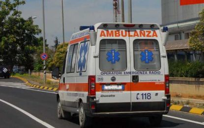 Bari, paziente cade dall'ambulanza e muore
