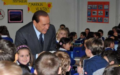 L'Aquila, Berlusconi ai bambini: "Sono un buon presidente?"
