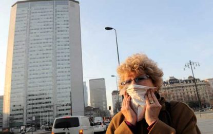 Smog: Milano si ferma, l'hinterland no