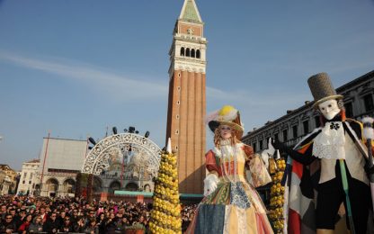 Carnevale, Venezia: folla da record. Calli prese d'assalto