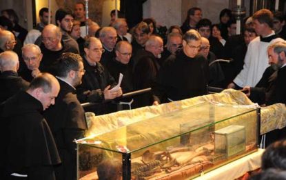 Padova, l'omaggio dei fedeli alle reliquie di sant'Antonio