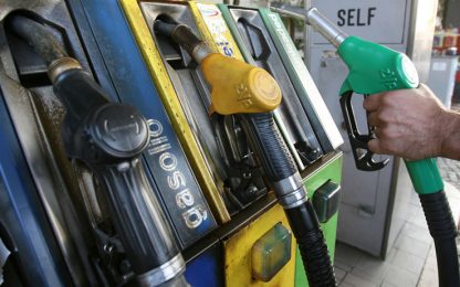 Effetto Libia, vola il prezzo della benzina in Italia