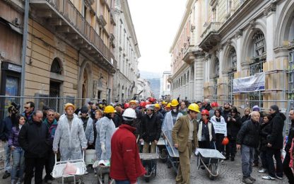 A L'Aquila protesta con carriole: via le macerie dal centro
