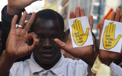 “Migrare non è reato”: in piazza il popolo in giallo