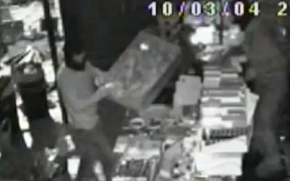 Rapina in un bar di Napoli: un video inchioda i ladri