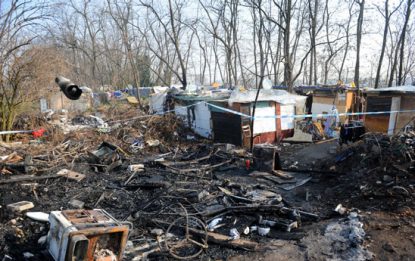 Milano, incendio in un campo nomadi: muore un 13enne