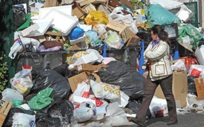 Ci sono i Mondiali, Napoli invasa dai rifiuti