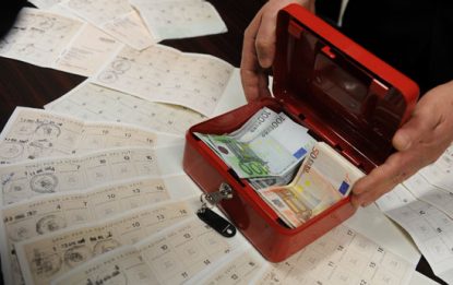 Napoli, tessere elettorali e soldi in una sala giochi