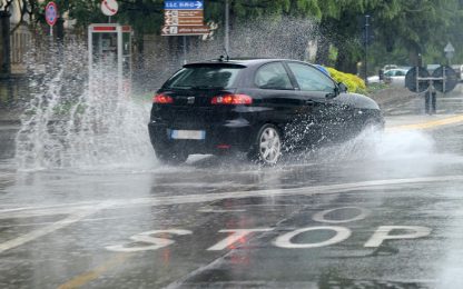 Meteo, Italia divisa: piogge al Nord, fino a 30 gradi al Sud