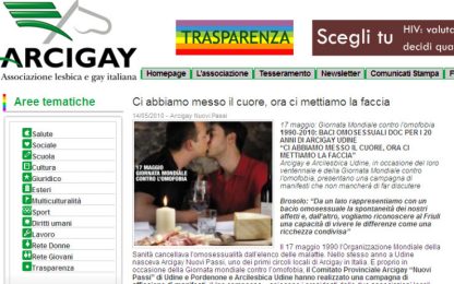 Baci omosessuali, oscurati manifesti a Udine