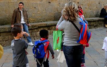 La Cassazione: niente bimbi a coppie razziste