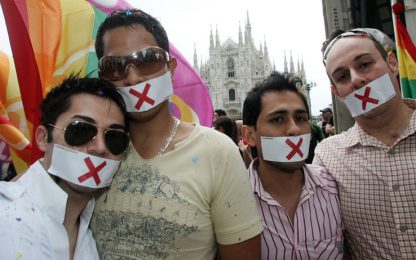 Milano: fischi e specchi contro l'omofobia