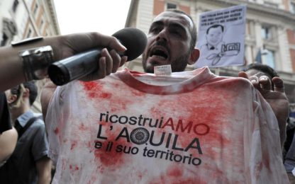Protesta terremotati, un ferito: "Serviva altro sangue?"