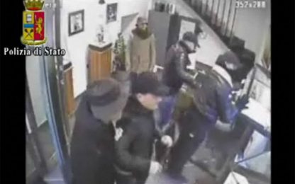 Rapinatori intrappolati in gioielleria. Il video