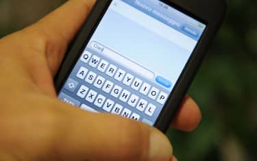 Gli auguri via sms per le feste? Un'abitudine tutta italiana