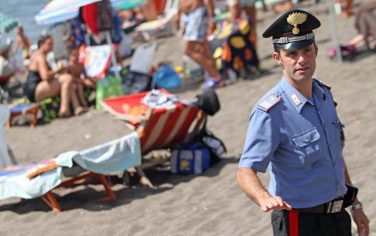 carabinieri_spiaggia_ansa