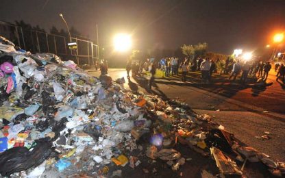 Campania, la protesta contro i rifiuti finisce a scuola