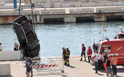 Genova, auto in mare mentre sbarca dal traghetto: due morti