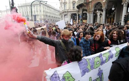 La scuola in piazza. Tensioni a Milano tra studenti e agenti