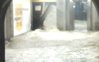 La corsa della metropolitana di Milano dopo l'alluvione
